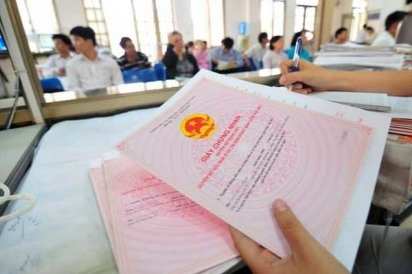 Có phải ghi tên cả vợ và chồng vào sổ đỏ khi Luật Đất đai 2024 có hiệu lực
