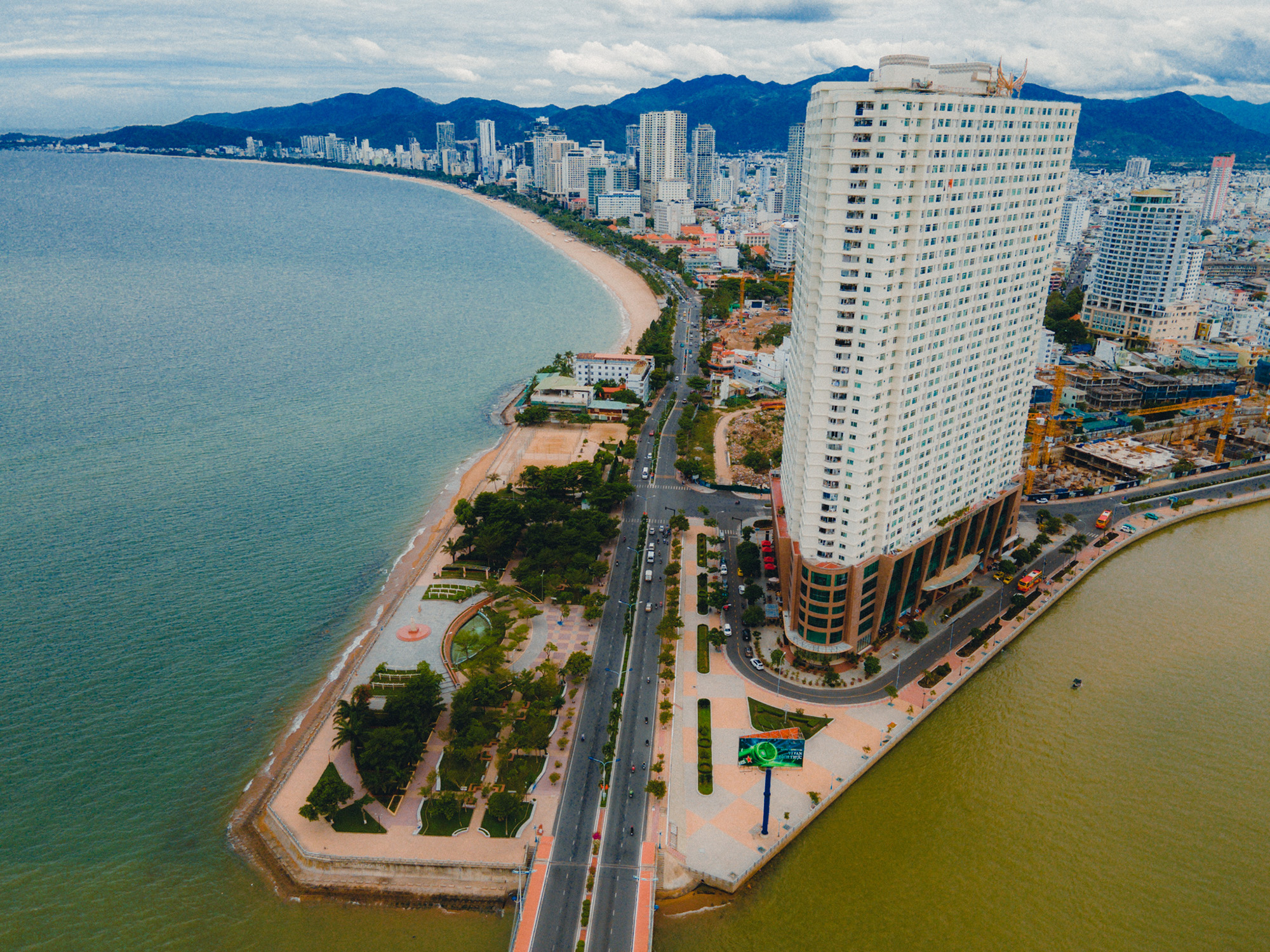 Tỉnh tăng trưởng cao nhất miền Trung sắp trở thành thành phố trực thuộc TW, sẽ có 300 km đường cao tốc và đang đề xuất xây thêm sân bay