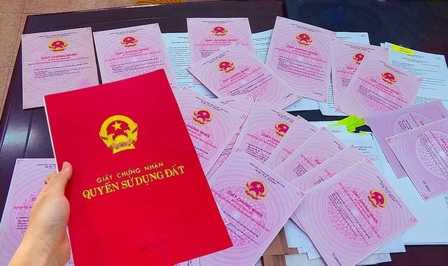Năm 2025, có 8 trường hợp bắt buộc đổi sổ đỏ, sổ hồng