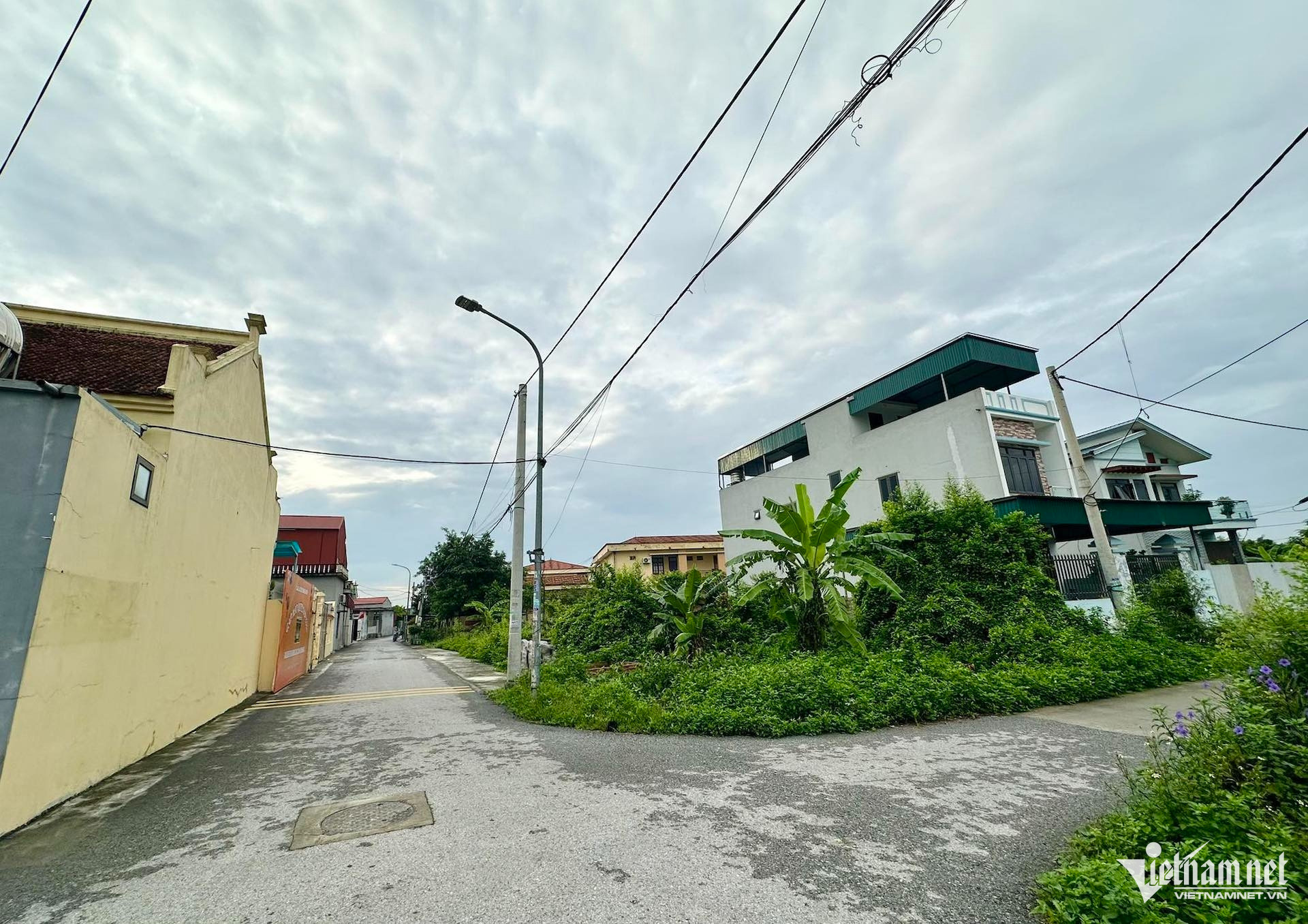 Xây nhà trên đất nông nghiệp trong khu dân cư, chuyển sang đất ở nộp tiền ra sao