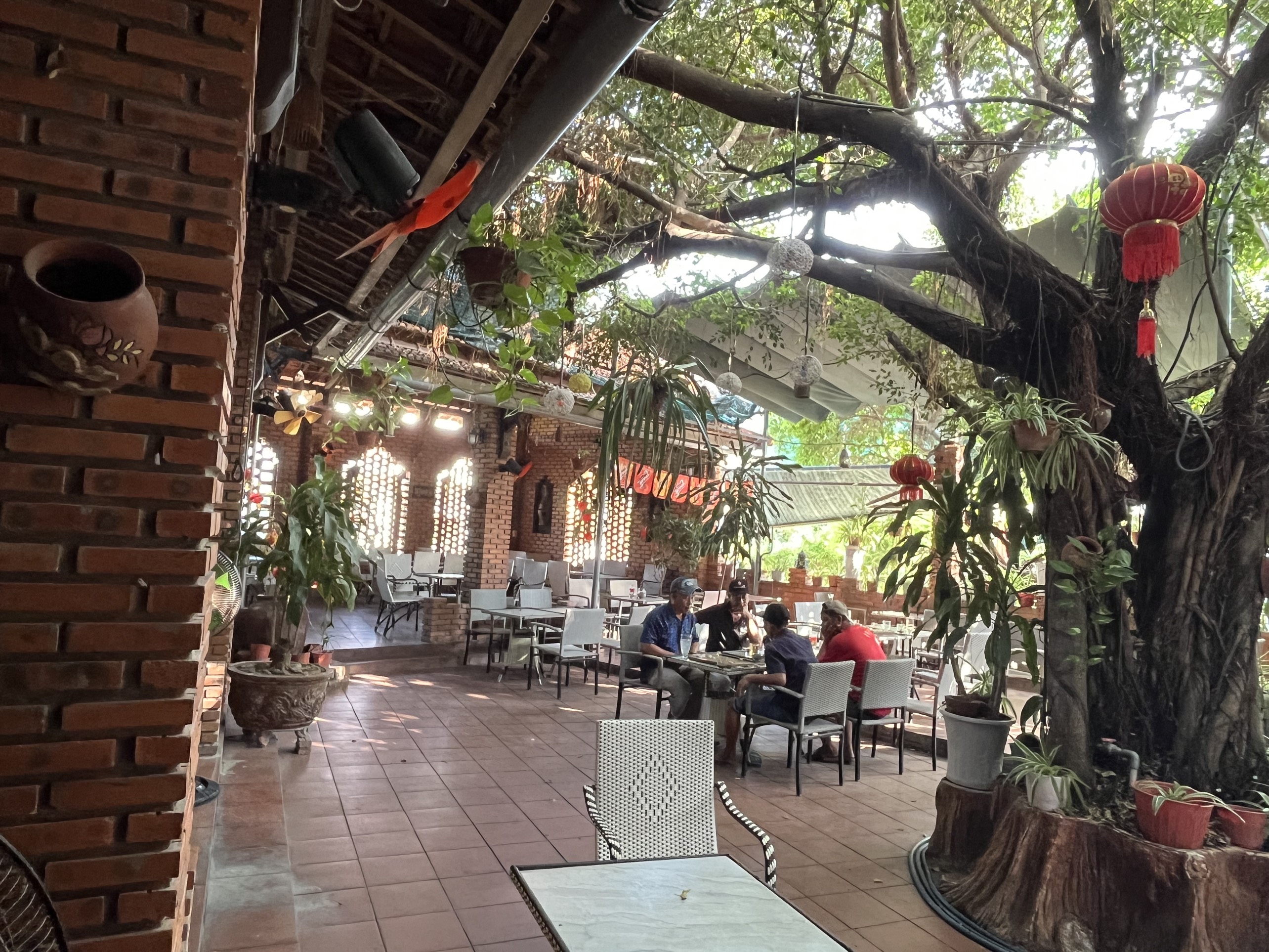  BÁN LÔ GÓC ĐANG CÓ NHÀ KINH DOANH CAFE