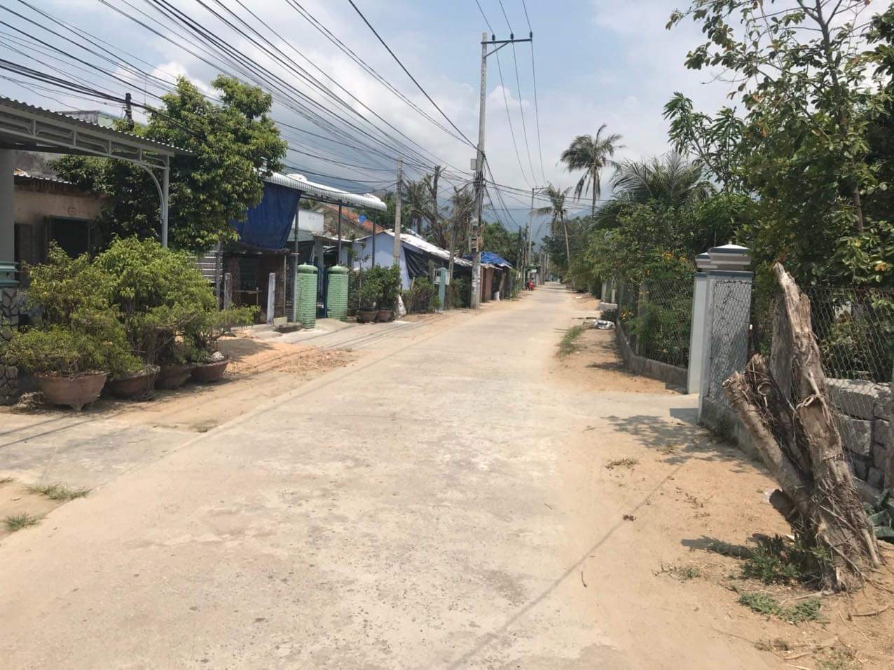 BÁN ĐẤT TẶNG NHÀ CẤP 4 KHAI THÁC CHO THUÊ GẦN THỊ TRẤN VẠN GIÃ